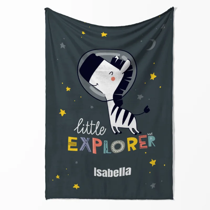 Wohndecke mit Namen personalisierbar, Kuscheldecke, Namensdecke mit niedlichem Tiermotiv, Geschenkidee Geburtstag Motiv Zebra Little Explorer 140 x 200 cm