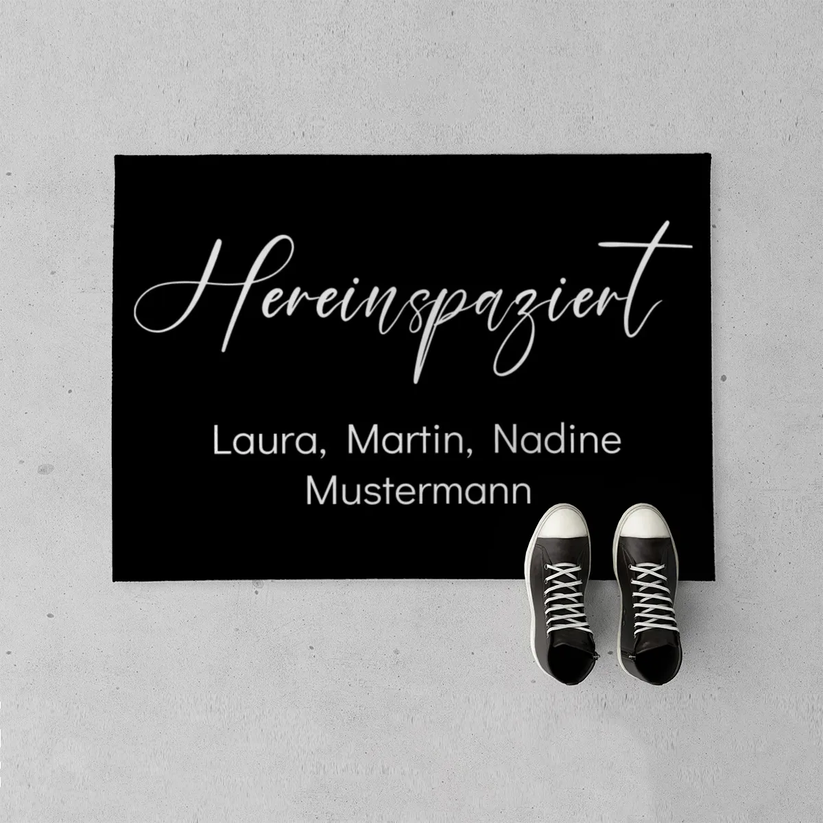 Fußmatte mit Namen personalisierbar - Geschenkidee Einzug, Geburtstag, Richtfest, Umzug - Fussmatte mit Namen - Motiv Hereinspaziert schwarz 70 x 50 cm