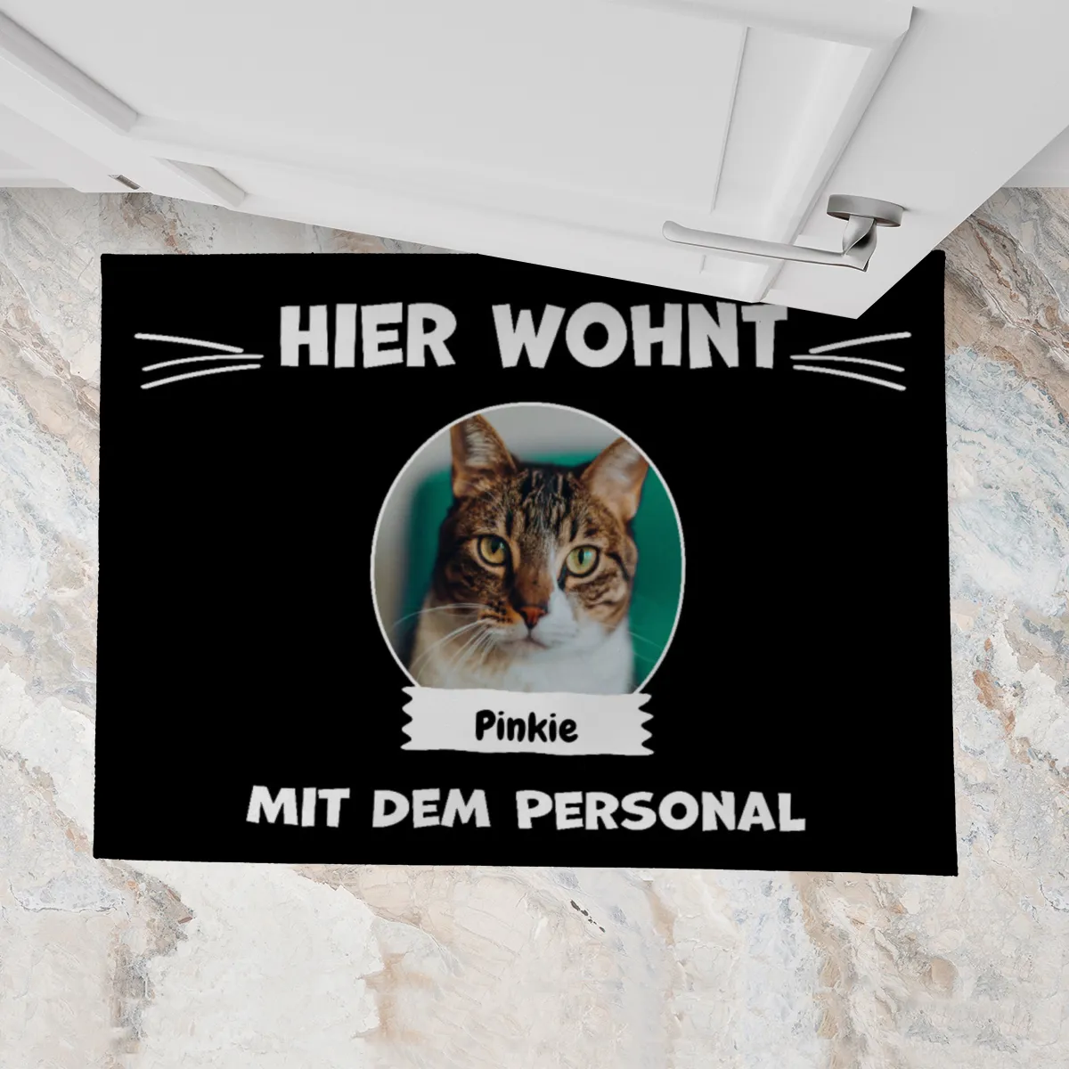 Spruch-Fußmatte Hier wohnt 1 Katze mit Personal - personalisiert mit Foto und Name - Geschenkidee für Katzenhalter, Haustierbesitzer