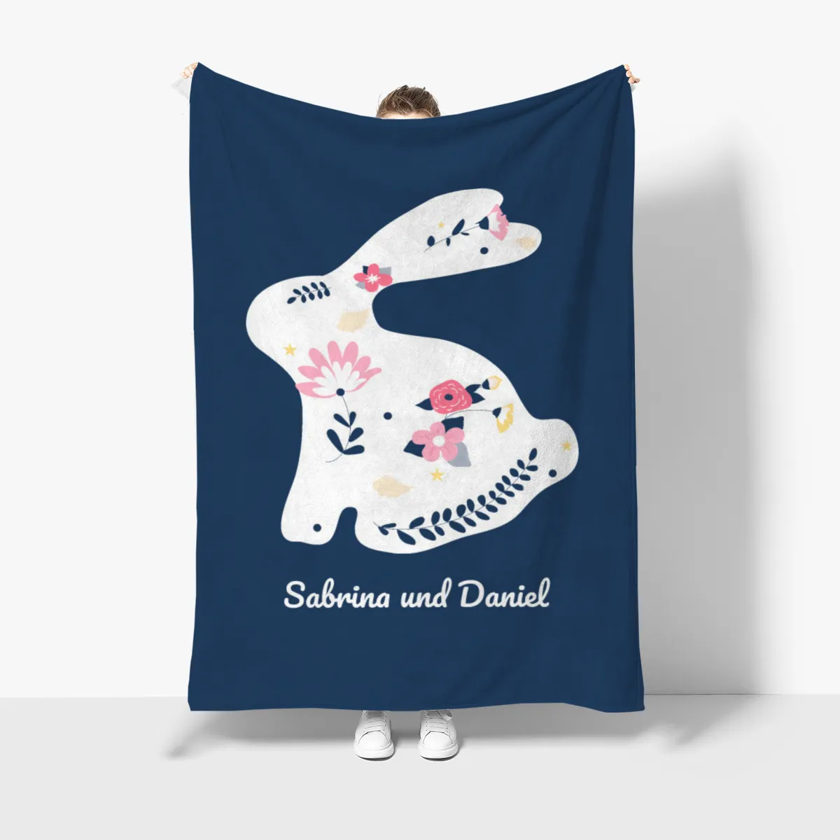 Kuscheldecke Hase mit Blüten - mit Namen personalisierbar - Geschenkidee Geburtstag, Ostern Hase mit Blüten 125 x 155 cm