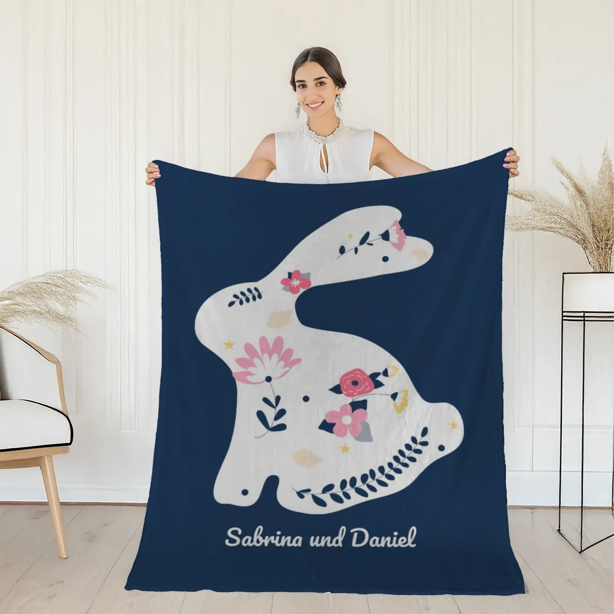 Kuscheldecke Hase mit Blüten - mit Namen personalisierbar - Geschenkidee Geburtstag, Ostern Hase mit Blüten 125 x 155 cm