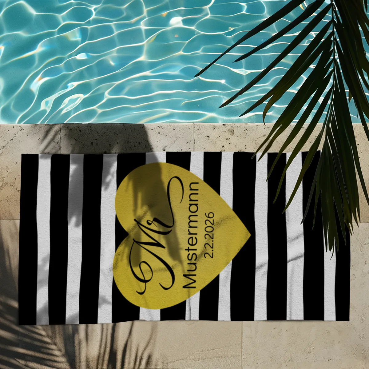 Badetuch mit Namen personalisierbar - personalisiertes Namens-Badetuch - Strandtuch mit Wunschtext - Geschenkidee Hochzeit, Paar - Motiv Misses Heart Stripes