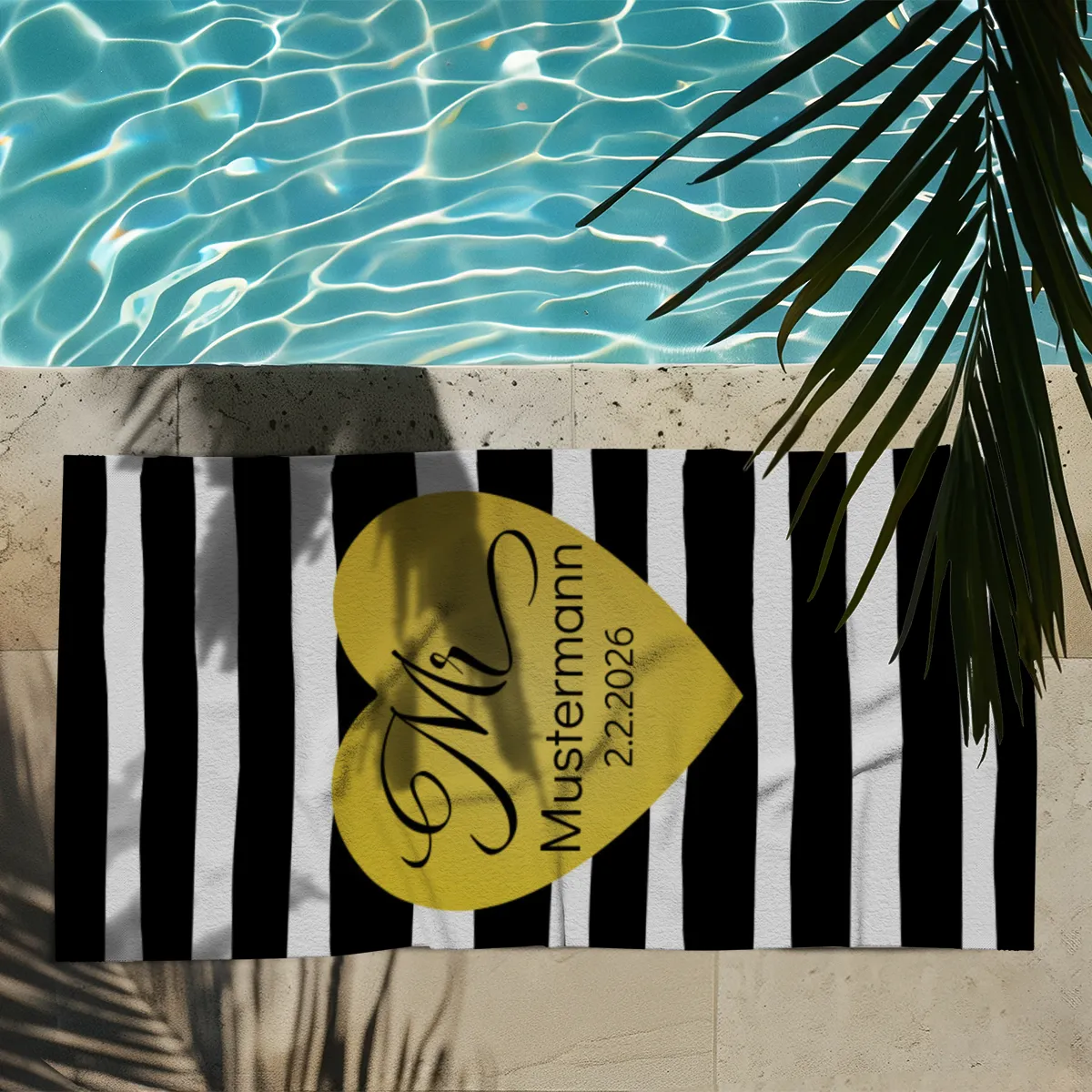 Badetuch mit Namen personalisierbar - personalisiertes Namens-Badetuch - Strandtuch mit Wunschtext - Geschenkidee Hochzeit, Paar - Motiv Misses Heart Stripes