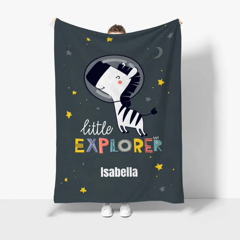 Wohndecke mit Namen personalisierbar, Kuscheldecke, Namensdecke mit niedlichem Tiermotiv, Geschenkidee Geburtstag Motiv Zebra Little Explorer 140 x 200 cm