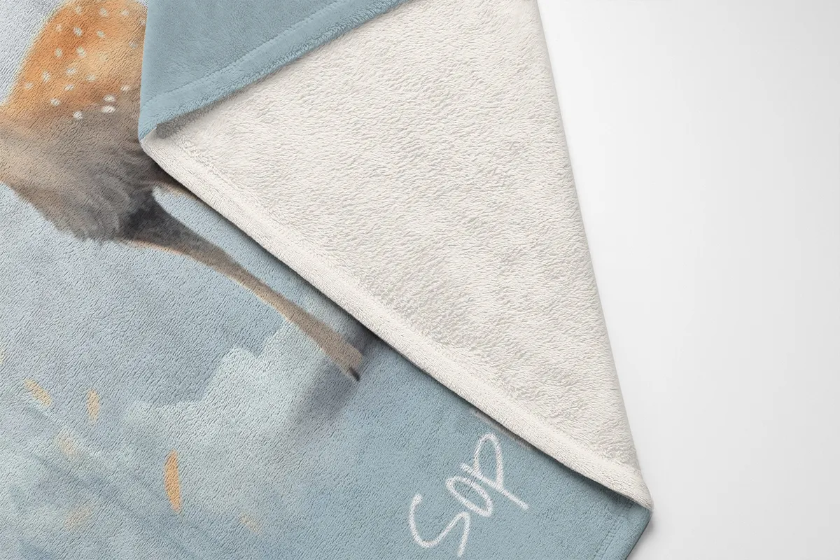 Personalisierte Kuscheldecke Rehkitz - Kuscheldecke mit Namen und niedlichem Rehkitz - Kuscheldecke 75 x 100 cm mit Namen personalisierbar - Geschenkidee Weihnachten Rehkitz 75 x 100 cm