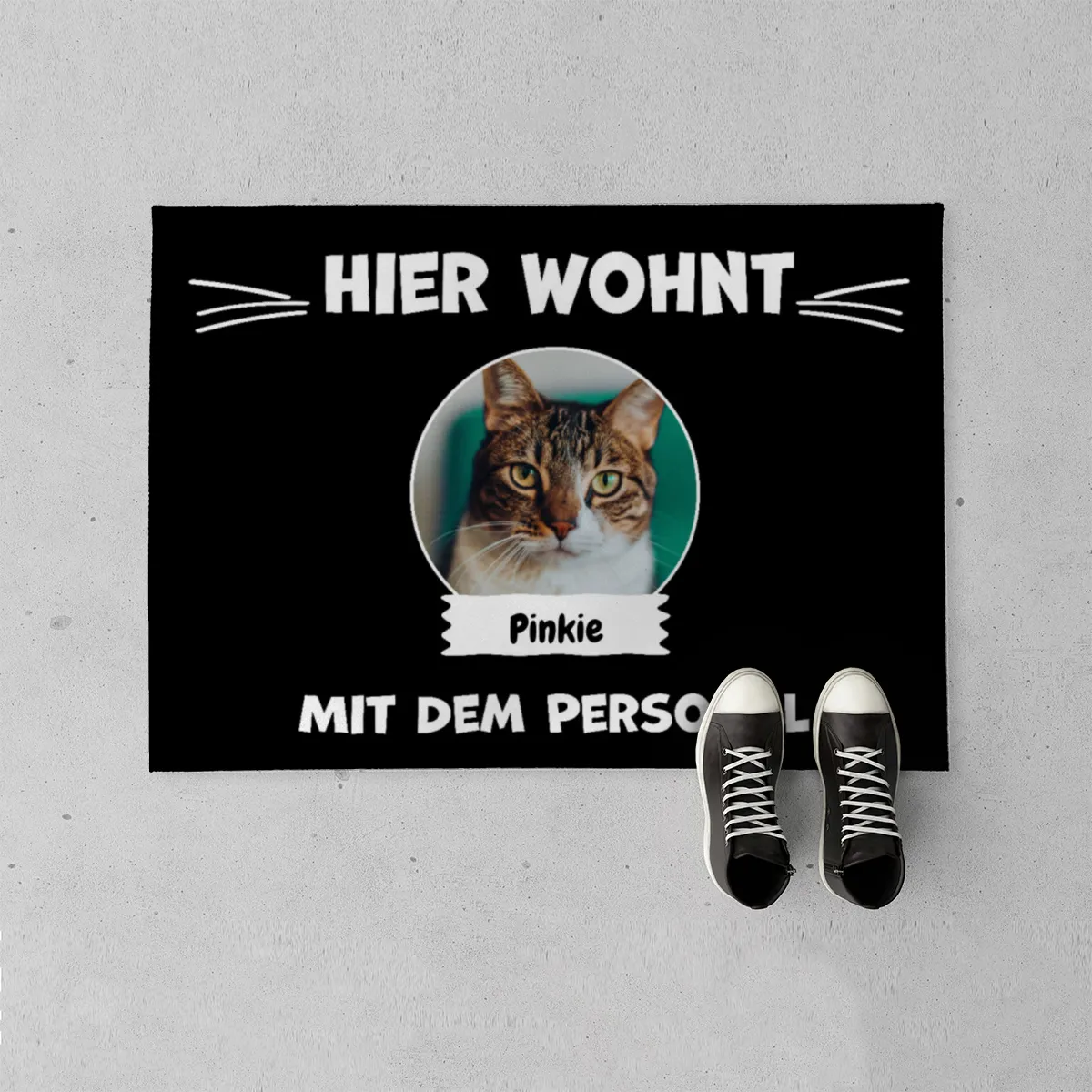 Spruch-Fußmatte Hier wohnt 1 Katze mit Personal - personalisiert mit Foto und Name - Geschenkidee für Katzenhalter, Haustierbesitzer