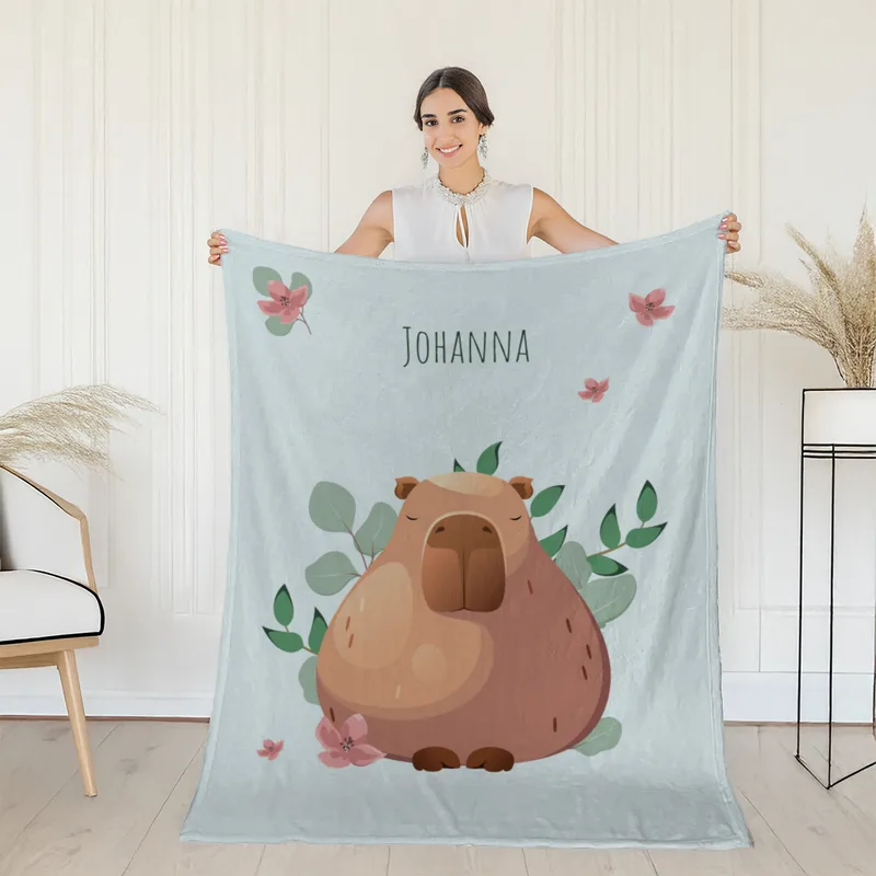 Wohndecke mit Namen personalisierbar, Kuscheldecke, niedliche Namensdecke mit Capybara, Geschenkidee Geburtstag Motiv Capy Wintermütze 140 x 200 cm