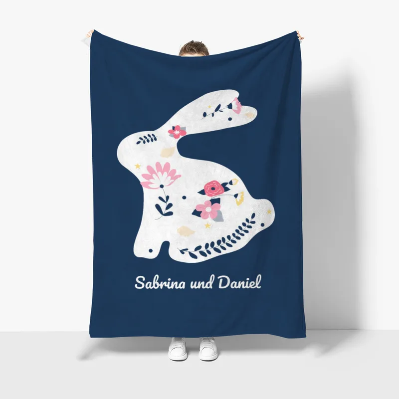 Kuscheldecke Hase mit Blüten - mit Namen personalisierbar - Geschenkidee Geburtstag, Ostern Hase mit Blüten 125 x 155 cm