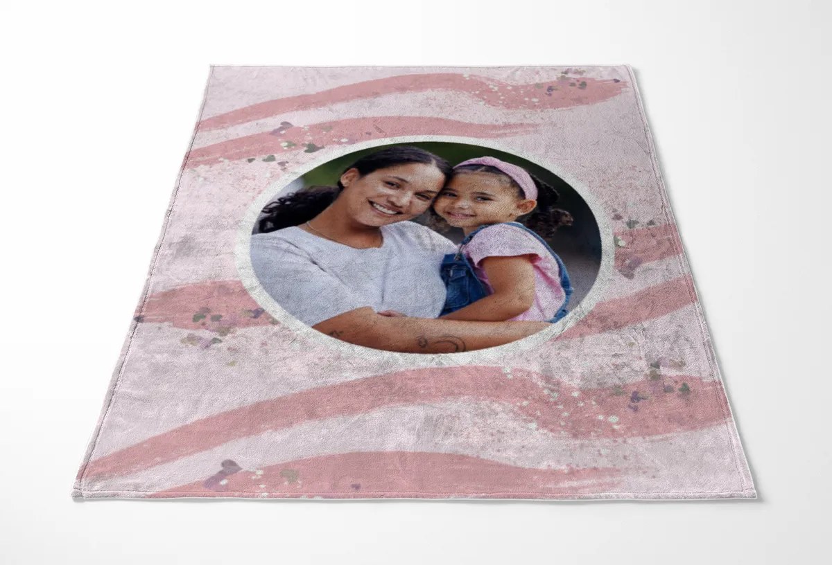 Kuscheldecke rosa 140 x 200 cm - mit Foto personalisierbar - Fotodecke selbst gestalten - Geschenkidee Muttertag, Geburtstag - Pinselstriche Hearts rose