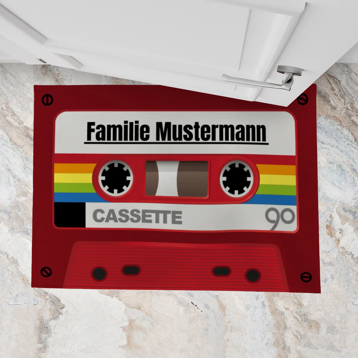 Fußmatte mit Namen personalisierbar - Geschenkidee Einzug, Geburtstag, Richtfest, Umzug - Fussmatte mit Namen - Motiv Kassette rot 70 x 50 cm